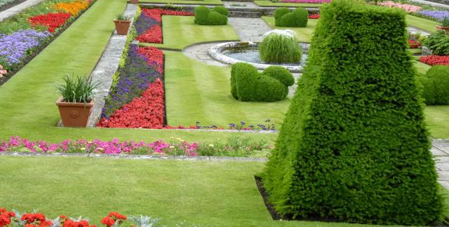 Hampton Court 2014. England. Great-Dixer-Gardens 2014. England, Culture/Nature - Global Studies. Topic: Gardening and Landscaping.Garden design and architecture in cultural processes